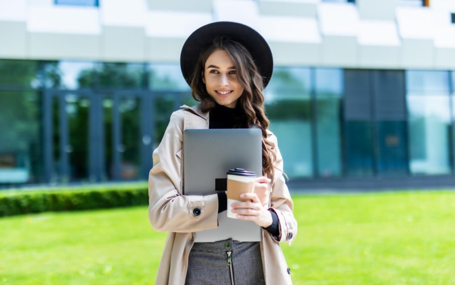 Profesional sedang menganalisis data investasi dan tren pasar untuk memberikan konsultasi finansial terbaik