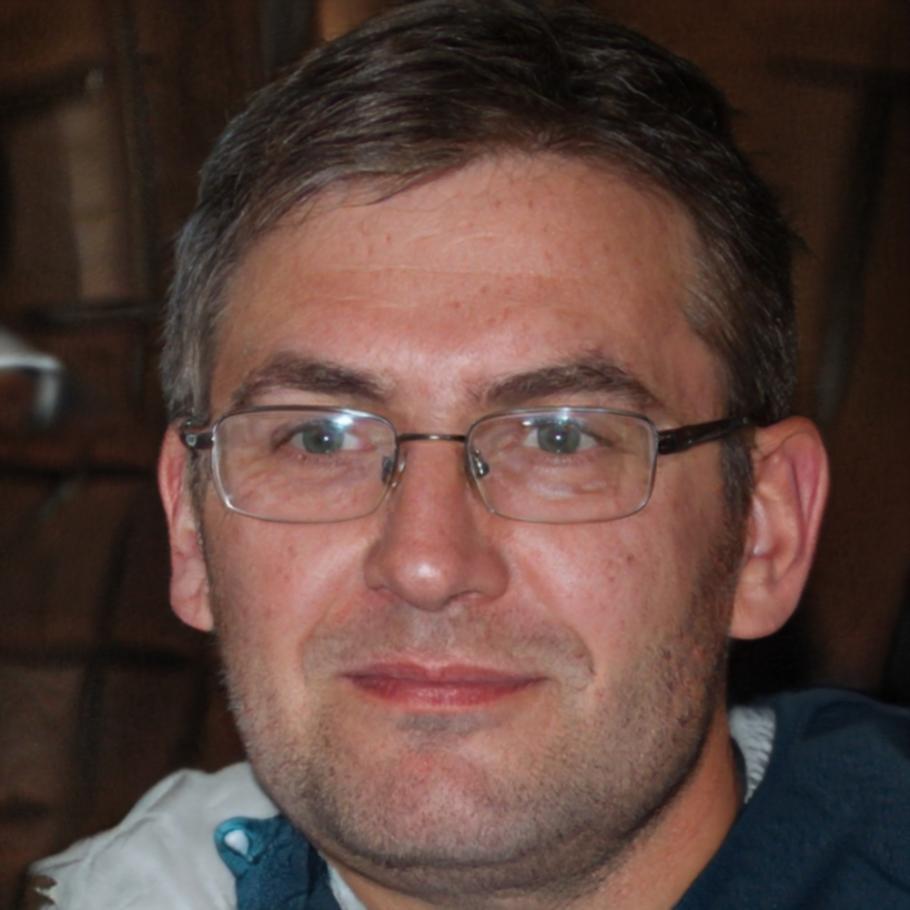 Darma Wijaksono instruktur senior dengan sertifikasi CFA dan pengalaman di berbagai asset management